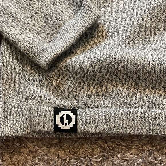 Stylish Gray Crewneck Sweater with Black Detail - Picture 2 of 6